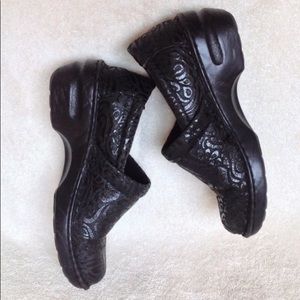 BOC BORN Peggy Embossed Tooled Black Clogs 8.5M